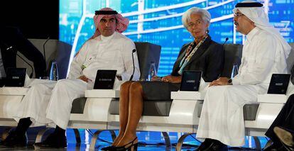 Yasir al-Rumayyan, CEO del fondo soberano de Arabia Saud&iacute;; Christine Lagarde, directora general del FMI, y Amin Nasser, presidente y CEO de Aramco, el martes en el congreso Future Investment Initiative que se celebra en Riad.