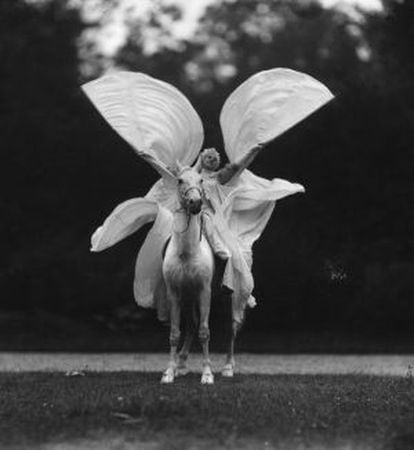 Thérèze Rentz baila 'La Loïe Fuller a caballo' en el Cirque Molier en 1904.