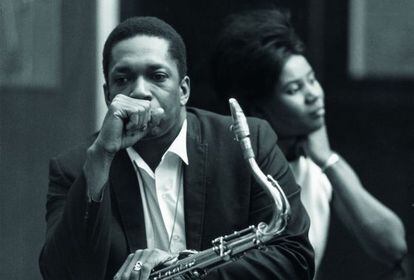 John y Alice Coltrane, fotografiados en 1966 por Chuck Stewart.