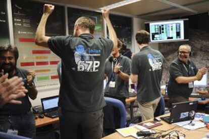 Científicos celebran en el Centro Nacional de Estudios Espaciales de Toulouse, Francia, el aterrizaje en el cometa.