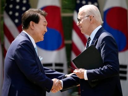 El presidente de Estados Unidos, Joe Biden, estrecha la mano al de Corea del Sur, Yoon Suk Yeol, tras una rueda de prensa en la Casa Blanca.