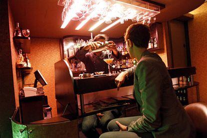 Un barman prepara un cóctel en el espacio Gastro Lounge del restaurante de Sergi Arola que suele ambientar con <i>soul</i>.