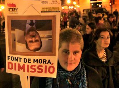 Miles de personas se han manifestado en las calles de Valencia contra la política educativa del Consell.