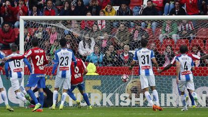 Momento en el que Diego López recibe el primer gol.