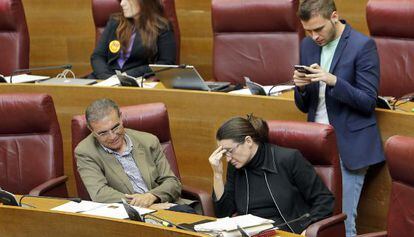 La diputada Mònica Oltra, el 8 de mayo, cuando se negó a abandonar el pleno al expulsarla el presidente de las Cortes Valencianas, Juan Cotino.