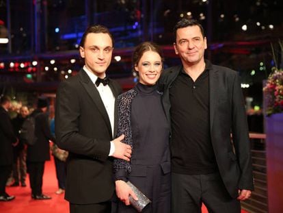 Los actores Franz Rogowski y Paula Beer, y el director Christian Petzold, en el estreno de gala de 'Transit'.