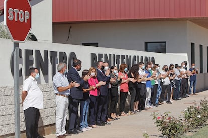 Concentración ante el centro penitenciario de Alicante II, en Villena, este jueves.