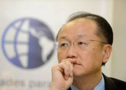 El presidente del Banco Mundial, Jim Yong Kim, asiste a una rueda de prensa luego de la firma de un acuerdo entre el BM, el Programa de las Naciones Unidas para el Desarrollo y el Gobierno de Brasil para a promover a nivel global los planes sociales que han sacado de la pobreza a unos 40 millones de brasileños.