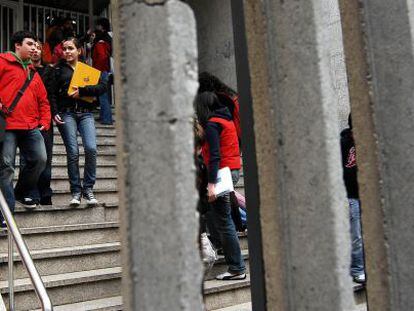 Estudiantes a la salida de un c&eacute;ntrico instituto de A Coru&ntilde;a. 