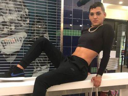 Al cantante, de 24 años y considerado el primer artista latino de música trap declarado abiertamente homosexual, le dispararon ocho veces mientras circulaba en moto por San Juan