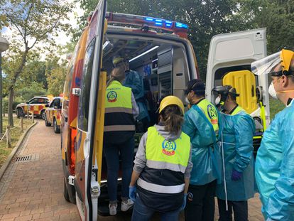 Traslado de la cuidadora del Zoo de Madrid, tras ser atacada por un gorila.