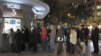 Un grupo de personas hacen cola frente al cine Proyecciones en Madrid.