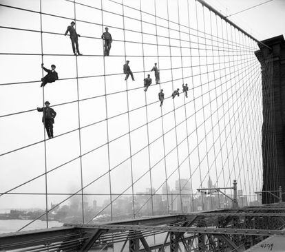 Un grupo de pintores trabaja en el puente de Brooklyn de Nueva York, en 1914