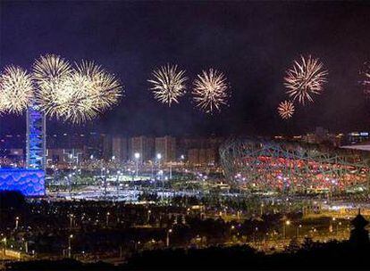 Fuegos artificiales alrededor del estadio olímpico durante los ensayos ayer de la ceremonia de apertura.