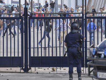España cierra dos horas el principal paso fronterizo entre Melilla y Marruecos