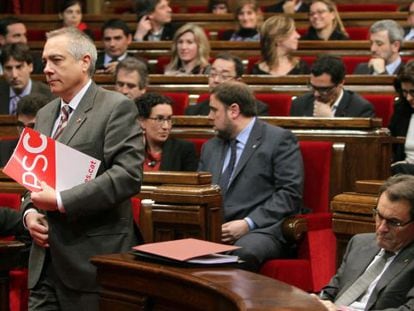 Navarro, camino de la tribuna de oradores.