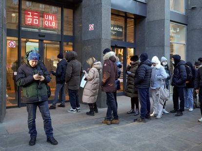Cola de clientes de Uniqlo frente a una tienda de la firma en San Petersburgo, este jueves.