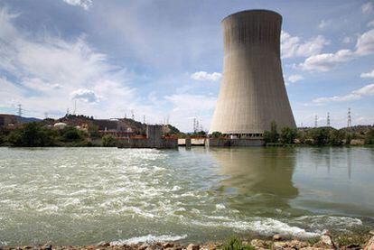 La torre de refrigeración de la central nuclear de Ascó (Tarragona).
