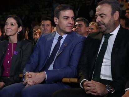 El presidente del Gobierno, Pedro Sanchez, junto a la Ministra de Industria, Comercio y Turismo, Reyes Maroto, y Gabriel Escarrer, en el Foro Exceltur.