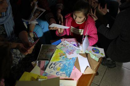 El calvario continúa incluso después de la liberación del ISIS. En abril, Amnistía Internacional realizó una investigación en varios campos de refugiados y llegó a la conclusión de que “mujeres, niños y niñas de los campos para personas internamente desplazadas de todo Irak se les están negando el alimento y la atención médica simplemente por sus presuntos vínculos con el Estado Islámico.” Se calcula que unas 3.000 niñas y mujeres yazidíes fueron esclavizadas por el ISIS en Siria y en Irak. La Agencia de la ONU para los refugiados (ACNUR) estima que hay medio millón de yazidíes en Irak y 200.000 en Siria, Turquía e Irán.