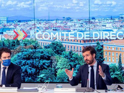 El presidente del PP, Pablo Casado (derecha) y el secretario general del PP, Teodoro García Egea, durante a reunión del Comité de Dirección de la formación, a finales de febrero.