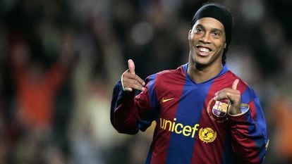 Ronaldinho celebra un gol frente al Deportivo en diciembre de 2007.