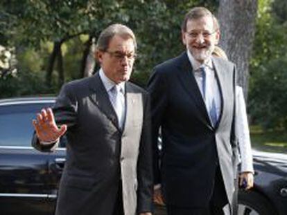 El presidente del Gobierno, Mariano Rajoy, junto al presidente de la Generalitat de Catalu&ntilde;a, Artur Mas, antes de la inauguraci&oacute;n del Foro Econ&oacute;mico Mediterr&aacute;neo.  