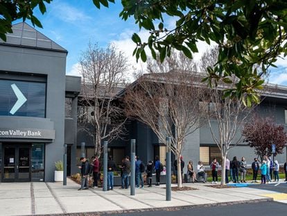 Clientes hacen fila afuera de la sede del Silicon Valley Bank en Santa Clara (California), este lunes.
