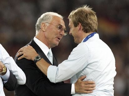 Beckenbauer felicita a Klinsmann durante el Mundial de Alemania 2006.