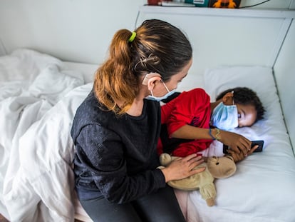 Sonia, con su hijo pequeño, en el hostal que Cruz Roja ha reconvertido en centro de acogida en la calle Atocha, en Madrid.