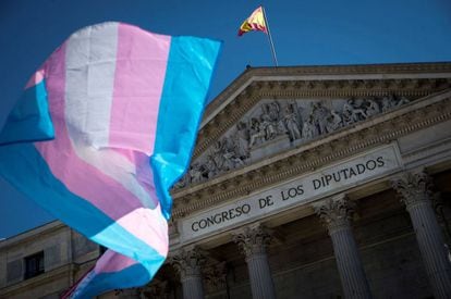 Una bandera del orgullo trans ondea ante el Congreso de los Diputados el pasado junio. Luca Piergiovanni (EFE)