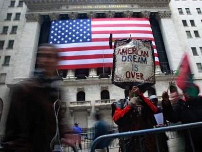 Protesta frente a Wall Street a finales de 2021. En la pancarta puede leerse: "El sueño americano ha terminado".