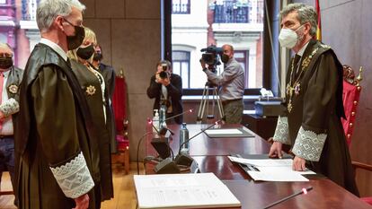 El presidente del CGPJ, Carlos Lesmes, a la derecha, en la toma de posesión del presidente del Tribunal Superior de Justicia del País Vasco, Iñaki Subijana, a la izquierda, el pasado abril en Bilbao.