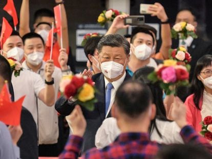 El presidente chino, Xi Jinping, saluda a su llegada a la estación de tren West Kowloon de Hong Kong, este jueves.