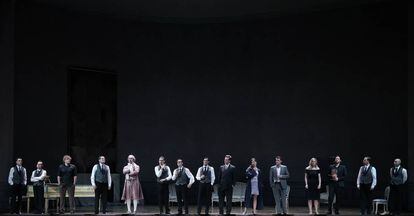 Los seis protagonistas de la obra, el mayordomo y los ocho criados en la fuga de la novena escena de 'Capriccio'.