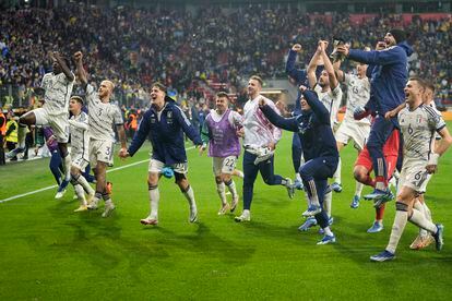 Los jugadores de Italia celebran la clasificación tras el 0-0 ante Ucrania en Leverkusen.