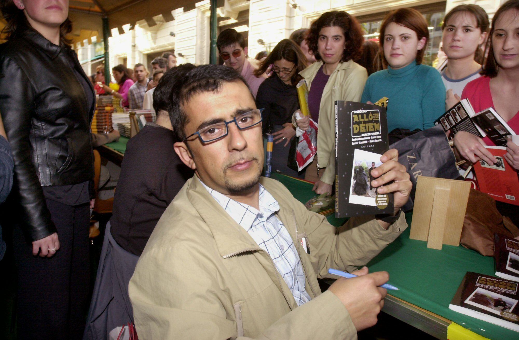 Andreu Buenafuente firmant llibres el Sant Jordi del 2002.