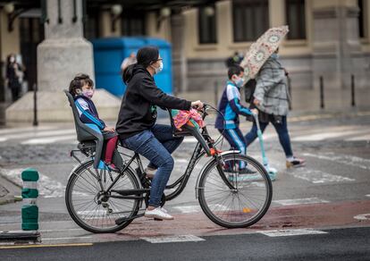 Una mujer lleva a una niña en bicicleta este jueves en Valencia.