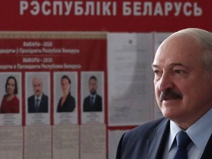El presidente de Bielorrusia, Alexandr Lukashenko, en un centro electoral, este domingo en Minsk.