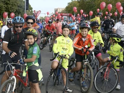 Muchos niños, protegidos con casco, han participado este domingo en la marcha festiva de la bicicleta junto a sus padres y madres. Han sido cerca de 10.000 participantes en Valencia.