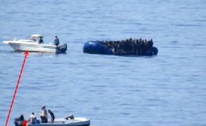Lanchas, que los servicios de Inteligencia identifican como traficantes de personas, acompañan a las pateras hasta alta mar en el Mediterráneo Central