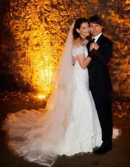 La foto de la boda entre Tom Cruise y Katie Holmes dio la vuelta el mundo en 2006. El vestido era un diseño de Armani con cristales de Swarovski bordados. La pareja se divorció en junio de 2012.