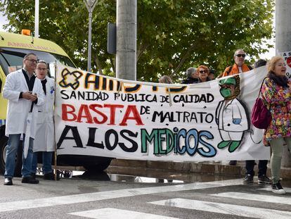 Sindicatos, vecinos y sanitarios protestan frente al Hospital del Sureste porque solo quedan la mitad de médicos en urgencias.