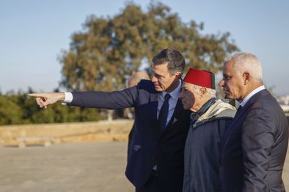 El presidente del Gobierno español, Pedro Sánchez, visita el Mausoleo Mohamed V en Rabat, Marruecos, junto al historiador del Reino de Marruecos y portavoz del Palacio Real, Abdelhak Lamrini (en el centro), y el ministro marroquí de Sanidad, Jalid Ait Taleb (derecha).