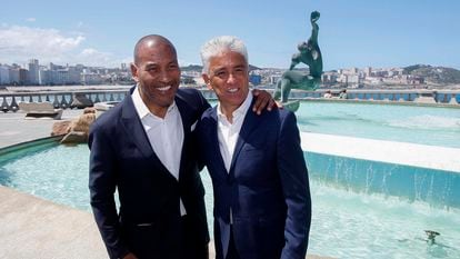 Bebeto y Mauro Silva en la fuente de los Surfistas de Orzán la víspera del homenaje que recibirán durante el Trogro Teresa Herera, en A Coruña este viernes