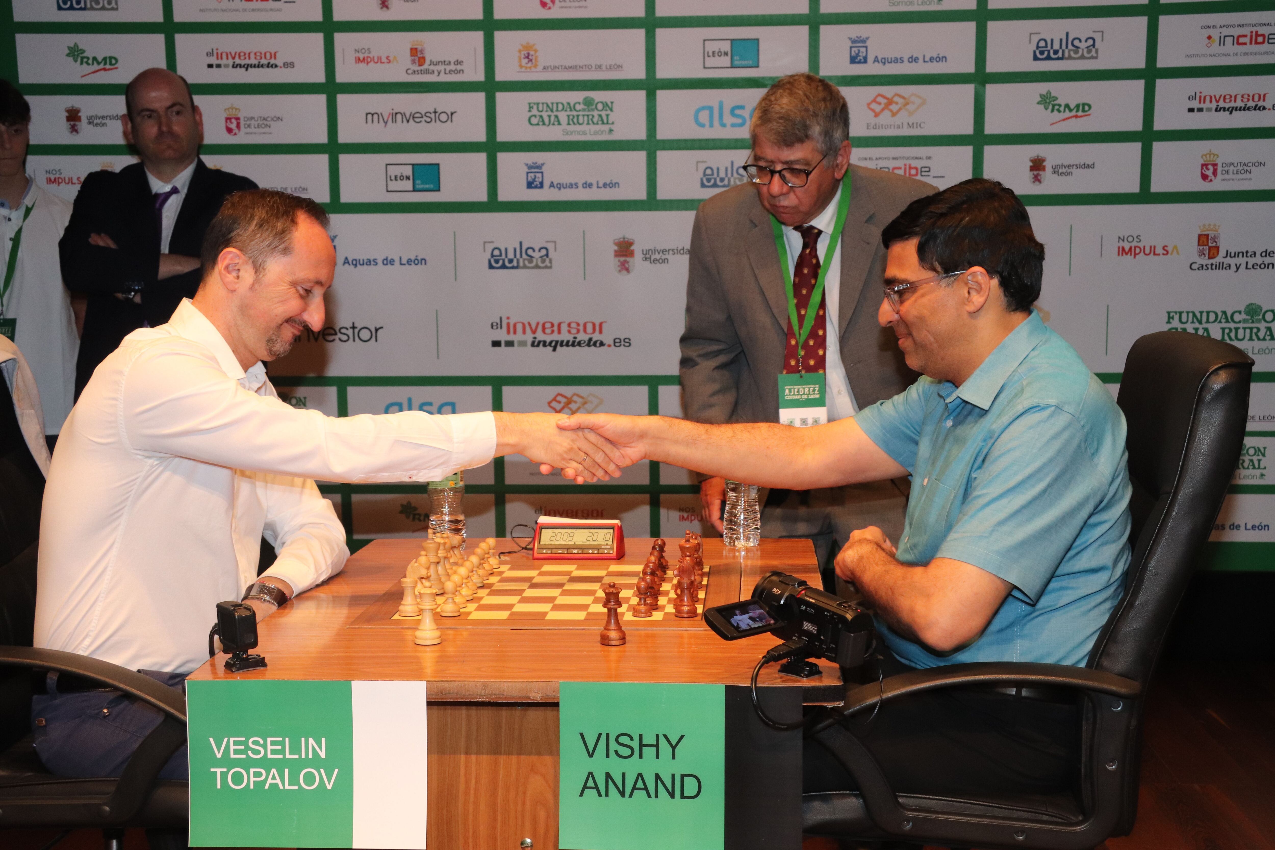 Topálov y Anand se saludan al inicio de la primera partida de la semifinal, este viernes en el Auditorio de León