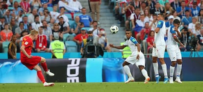 De Bruyne lanza una falta ante Panamá.