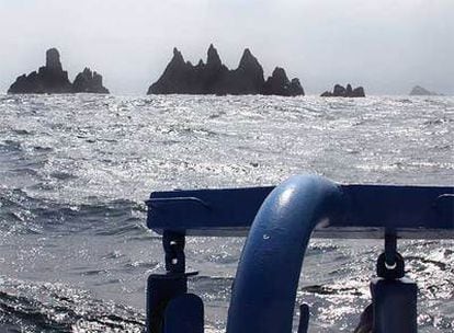 Vista de las rocas de Ortegal desde la cubierta del antiguo pesquero <i>Artal</i><b>, reconvertido en barco turístico.</b>