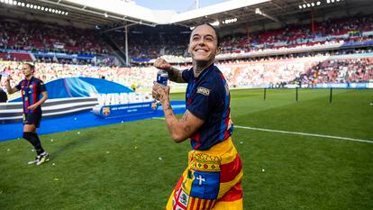 Mapi León, durante la celebración del Barcelona tras proclamarse campeonas de la Champions League femenina el pasado sábado en Eindhoven (Países Bajos).