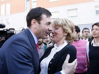 Tomás Gómez besa a Esperanza Aguirre.